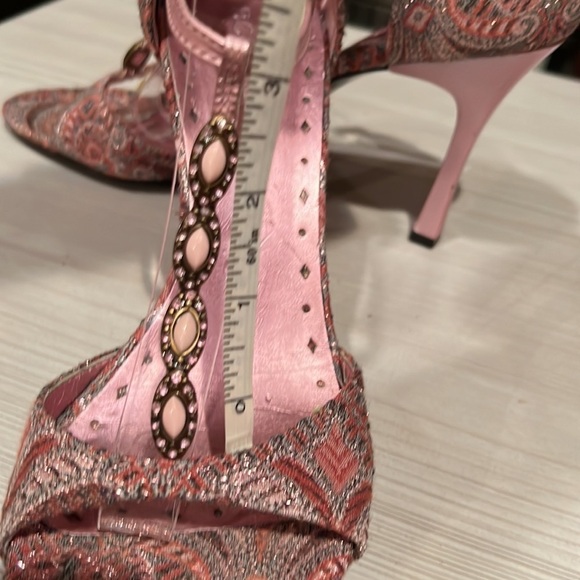 BCBG lWoman’s open toe paisley and beaded high heels Size 8.5 - Picture 4 of 10